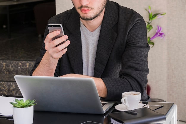 Foto gratuita trabajando en una cafetería