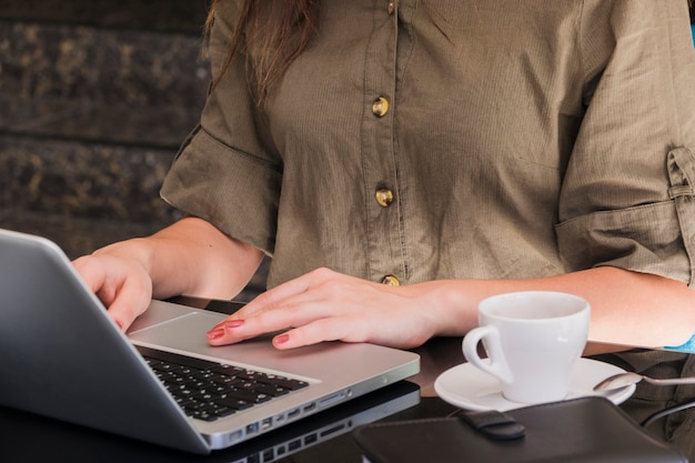 Foto gratuita trabajando en una cafetería