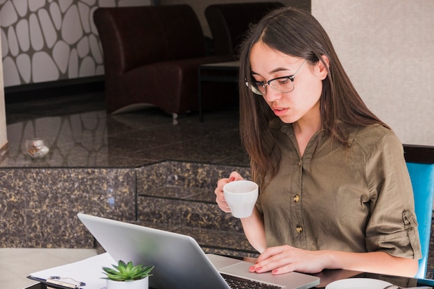 Foto gratuita trabajando en una cafetería