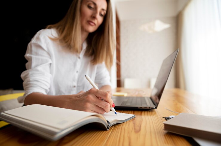 Foto gratuito trabajando desde el concepto de gestión del tiempo en casa