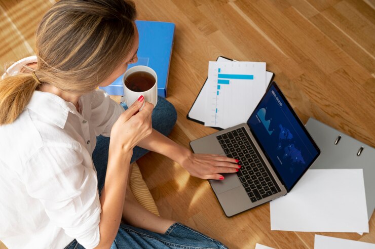 Foto gratuito trabajando desde el concepto de gestión del tiempo en casa