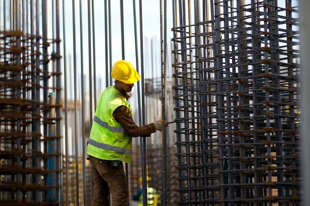 trabajando duro para construir el hombre trabajador de la construcción