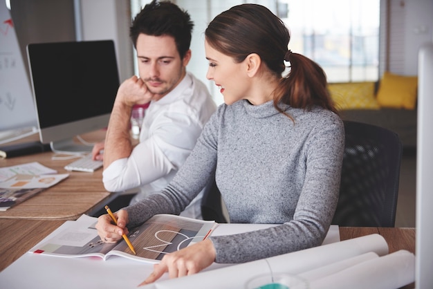 Foto gratuita trabajando duro para cumplir con su fecha límite