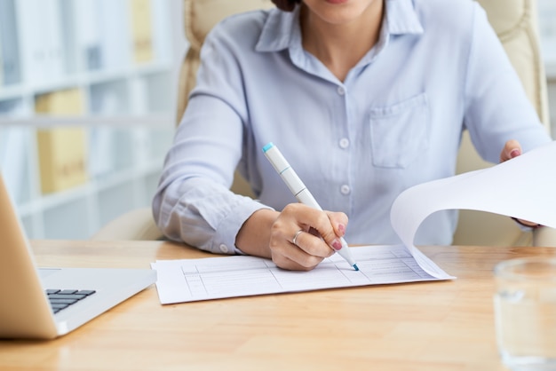 Foto gratuita trabajando en informe financiero