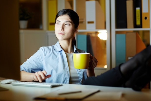 Trabajando con una taza de cafe