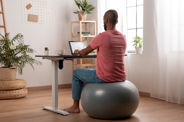 Foto gratuita trabajar desde casa en una estación de trabajo ergonómica