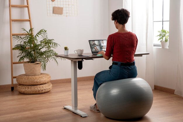 Trabajar desde casa en una estación de trabajo ergonómica