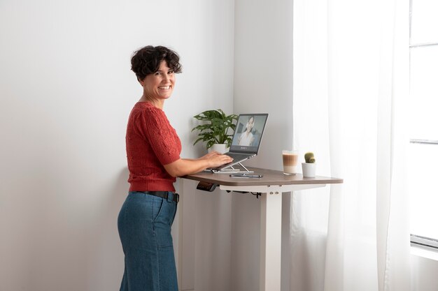 Trabajar desde casa en una estación de trabajo ergonómica