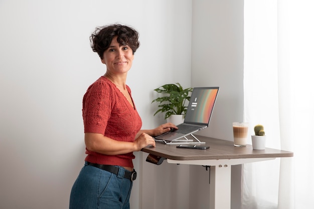 Foto gratuita trabajar desde casa en una estación de trabajo ergonómica