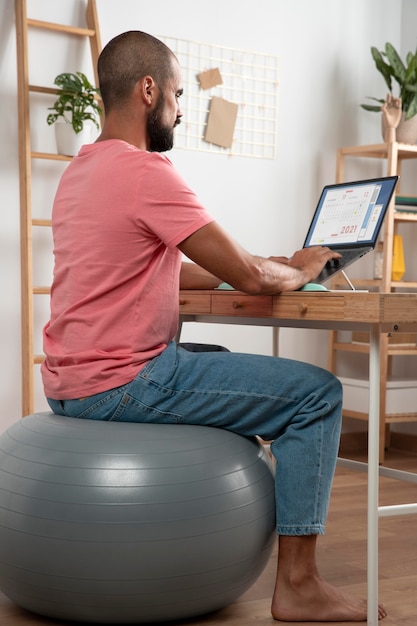 Trabajar desde casa en una estación de trabajo ergonómica