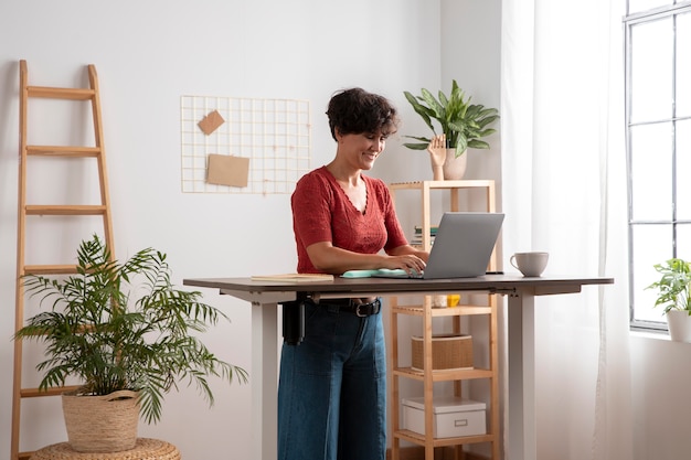 Foto gratuita trabajar desde casa en una estación de trabajo ergonómica