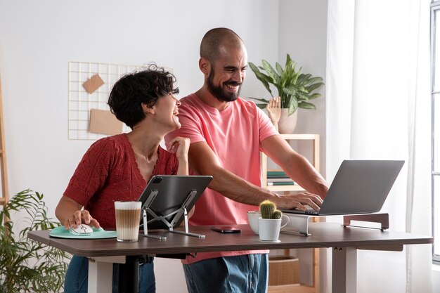 Trabajar desde casa en una estación de trabajo ergonómica