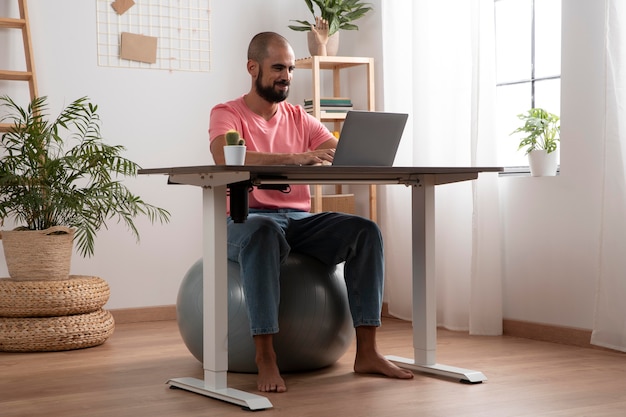 Trabajar desde casa en una estación de trabajo ergonómica