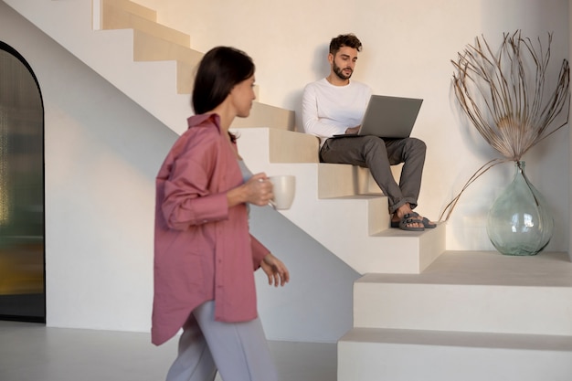 Foto gratuita trabajar desde casa en una estación de trabajo ergonómica