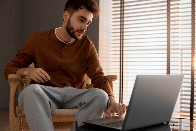 Foto gratuita trabajar desde casa en una estación de trabajo ergonómica