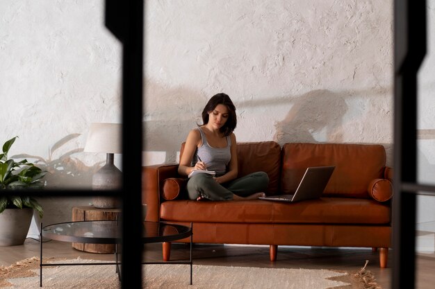 Trabajar desde casa en una estación de trabajo ergonómica