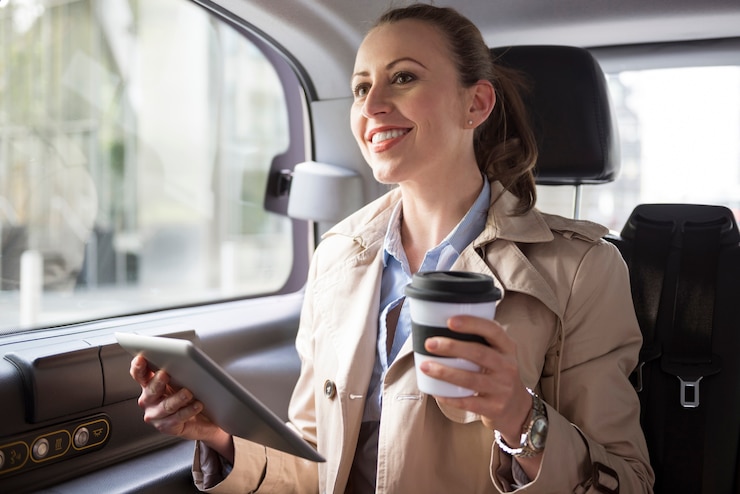 Foto gratuito trabajar mientras conduce, solo con transporte seguro