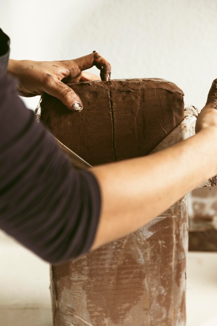 Foto gratuito trabajo artesanal profesional en el taller