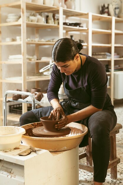 Trabajo artesanal profesional en el taller.