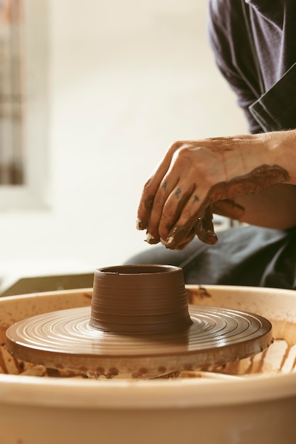 Foto gratuita trabajo artesanal profesional en el taller.