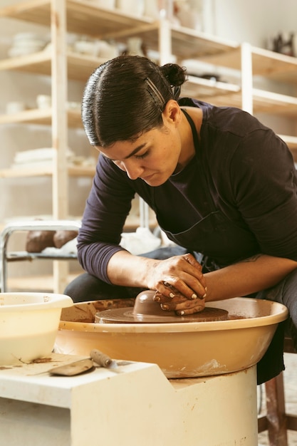 Trabajo artesanal profesional en el taller.