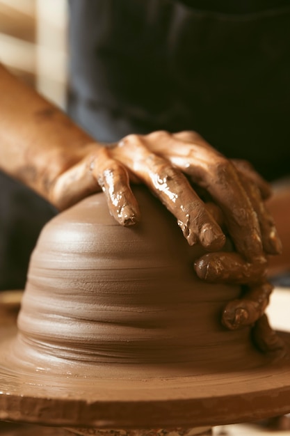 Trabajo artesanal profesional en el taller.