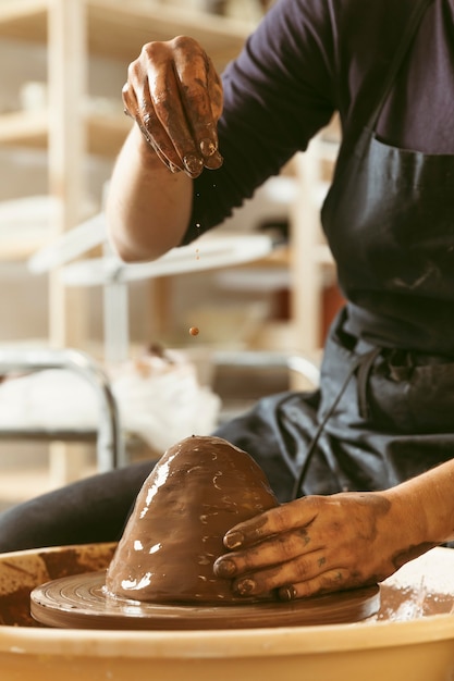 Foto gratuita trabajo artesanal profesional en el taller.