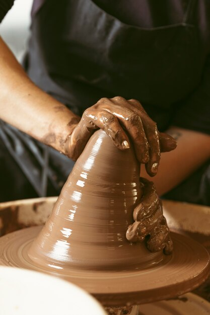 Trabajo artesanal profesional en el taller.