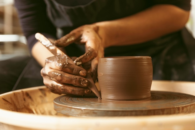 Trabajo artesanal profesional en el taller.