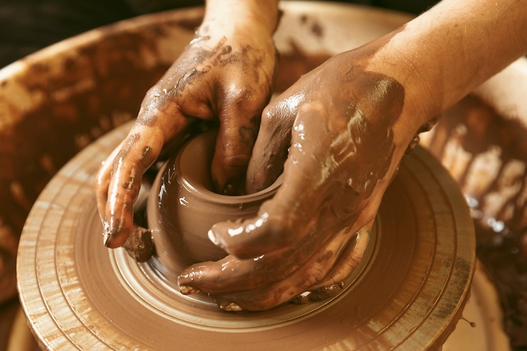 Foto gratuito trabajo artesanal profesional en el taller