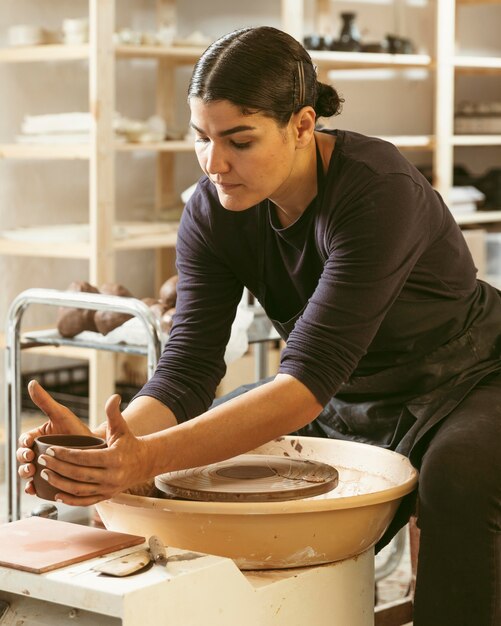 Trabajo artesanal profesional en el taller.