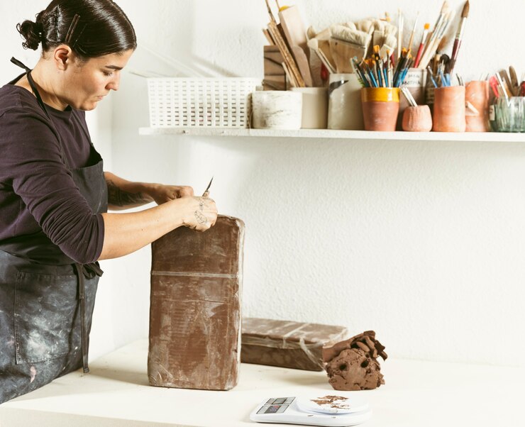 Foto gratuito trabajo artesanal profesional en el taller
