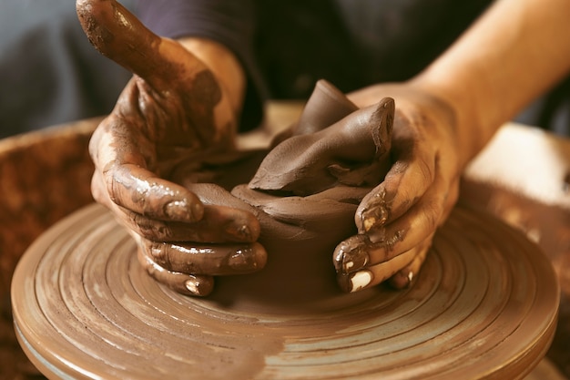 Trabajo artesanal profesional en el taller.