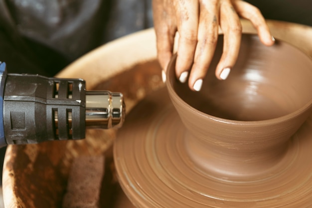 Trabajo artesanal profesional en el taller.