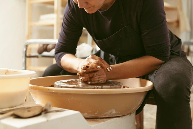 Trabajo artesanal profesional en el taller.