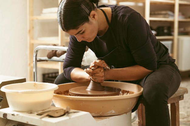 Trabajo artesanal profesional en el taller.