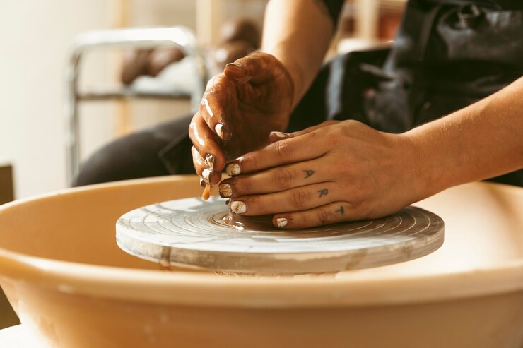 Foto gratuito trabajo artesanal profesional en el taller