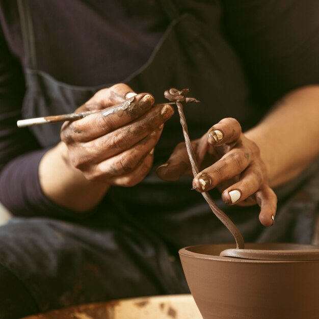 Trabajo artesanal profesional en el taller.