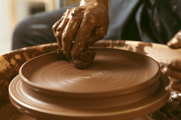 Foto gratuita trabajo artesanal profesional en el taller.