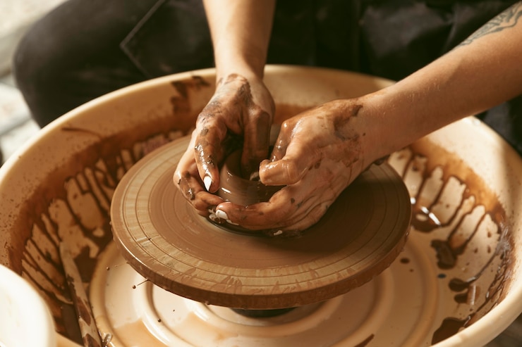 Foto gratuito trabajo artesanal profesional en el taller