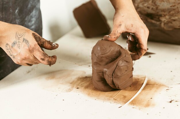 Trabajo artesanal profesional en el taller.