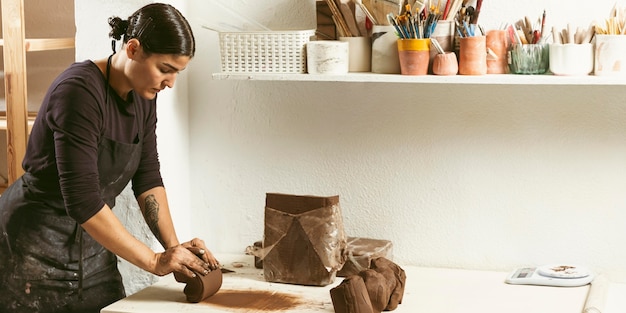 Trabajo artesanal profesional en el taller.