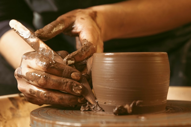 Trabajo artesanal profesional en el taller.