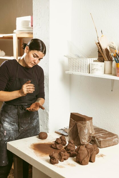 Trabajo artesanal profesional en el taller.