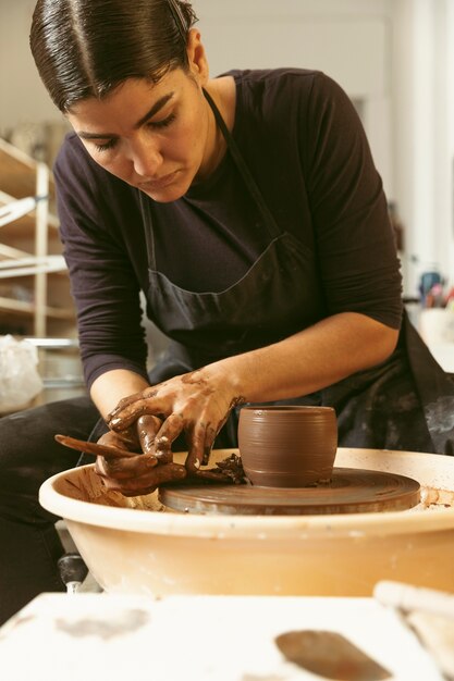 Trabajo artesanal profesional en el taller.