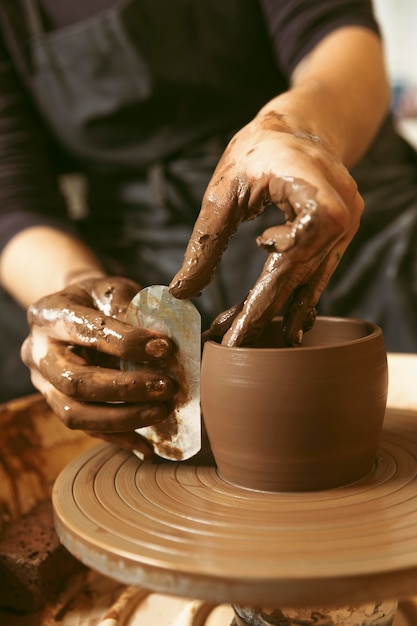 Foto gratuita trabajo artesanal profesional en el taller.