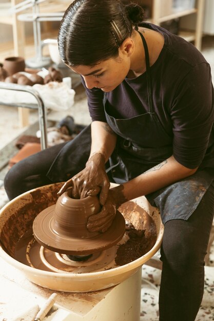 Trabajo artesanal profesional en el taller.