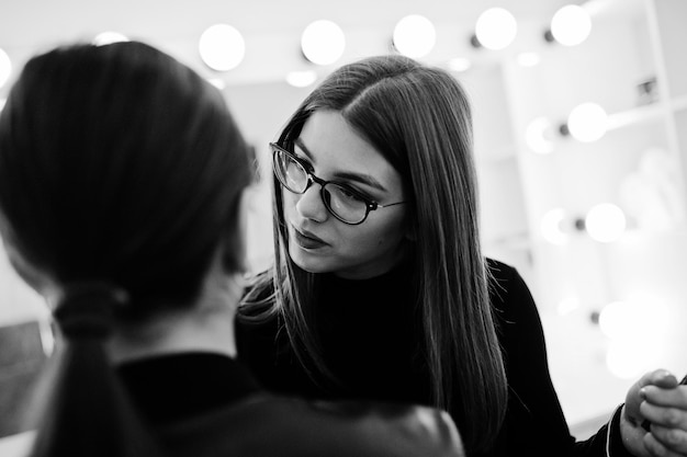 Trabajo de artista de maquillaje en su salón de estudio de rostro de belleza Mujer solicitando por maestro de maquillaje profesional Concepto de club de belleza