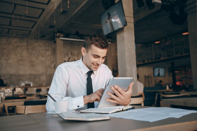 Trabajo, café, hombre de negocios, lectura