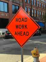 Foto gratuita trabajo en la carretera por delante signo de construcción en la calle